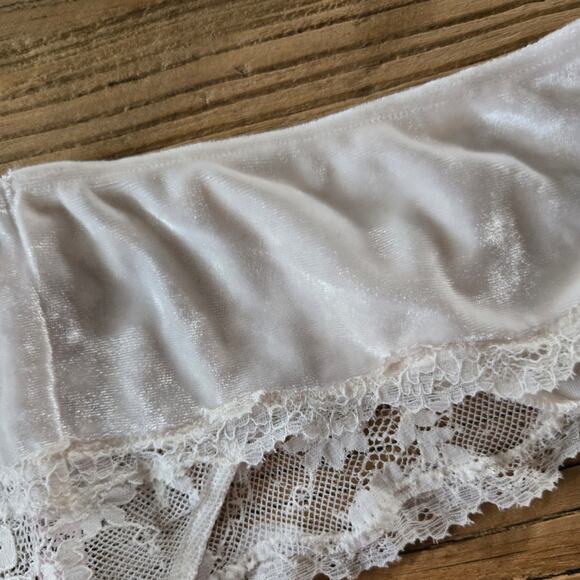 Victoria's Secret Dream Angels White Velvet and Lace Bra and Thong Set sz 32DD/S - Picture 2 of 5